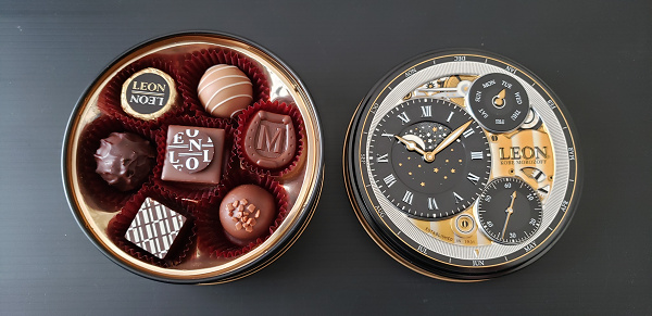 チョコレートを入れる缶の蓋のデザインが腕時計になっています。