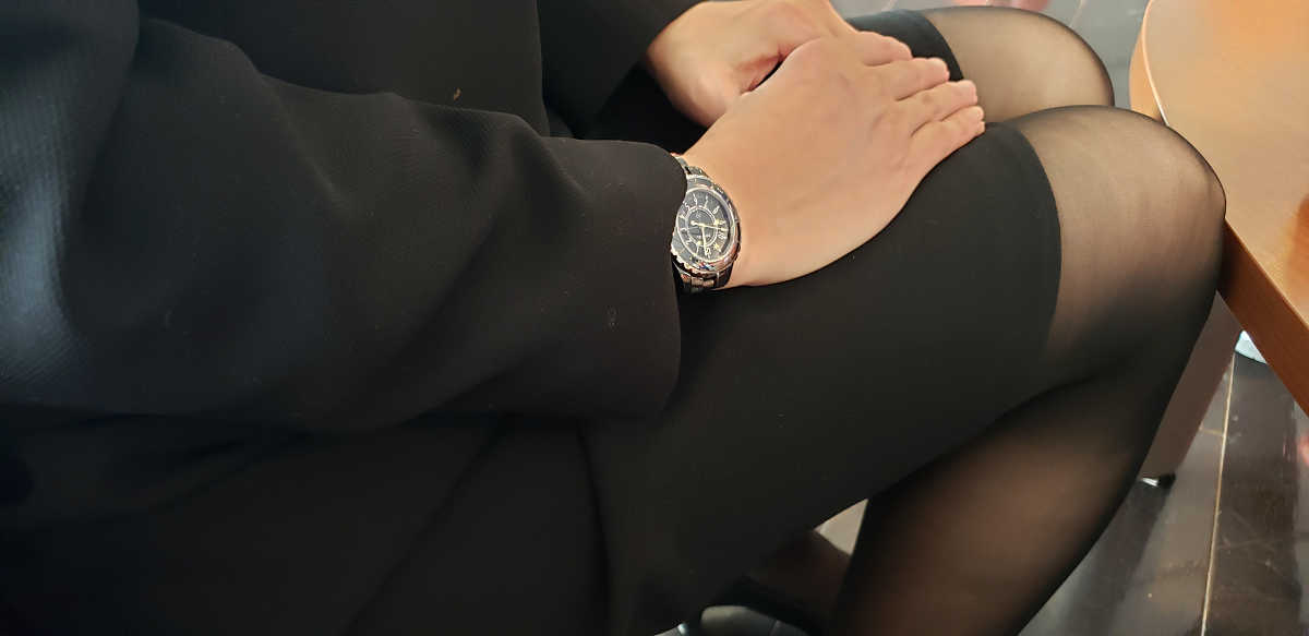 CHANEL J12で葬式へ